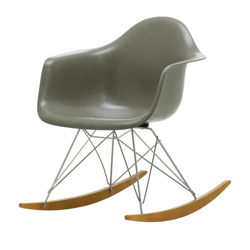 Endast idag Eames fiberglass armchair RAR gungstol lönnmedar från Vitra