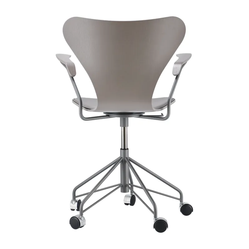 Sjuan 3217 framsidesklädd kontorsstol från Fritz Hansen risnedsättning