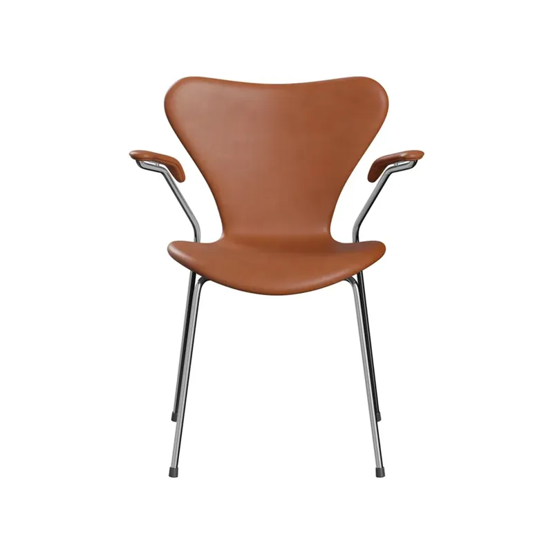 Sjuan 3207 helklädd karmstol från Fritz Hansen Lägg i varukorgen