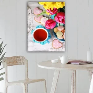 Canvastavla 70x100 cm - Färgglad stillhet med en kopp te, blommor och dekorerade kakor - Inredning & dekor Köp online