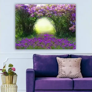 Utförsäljning Canvastavla 70x100 cm - Magisk trädgård med lila blommor som leder in i en ljus tunnel av grönska - Inredning & dekor