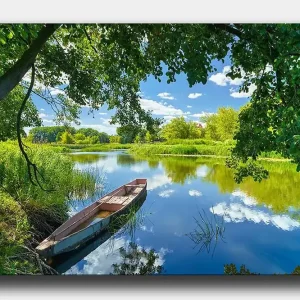 Canvastavla 70x100 cm - Stilla båt vid en spegelblanka sjö omgiven av grönskande träd och växtlighet - Inredning & dekor Nyhet