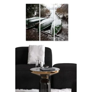 Canvastavla i trä 3-delar 50x70 cm - Grönmålade båtar täckta av snö vid en stilla vattendrag - Inredning & dekor Billig