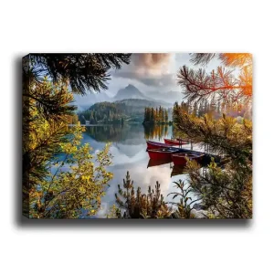 Canvastavla 70x100 cm - Stilla sjö med en röd båt vid en träbrygga, omgiven av grönskande träd och fjärran berg - Inredning & dekor Outlet