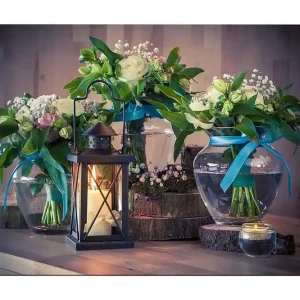 Canvastavla 70x100 cm - Vacker stillhet med blommor i glasvaser och en lykta som skapar en mysig atmosfär - Inredning & dekor Kundfavorit