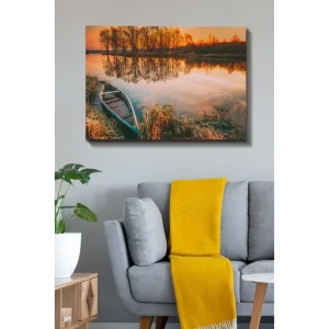 Canvastavla 70x100 cm - Stilla sjö med en båt vid strandkanten i en vacker solnedgång - Inredning & dekor Rabatter