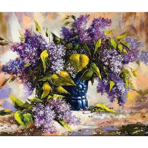 Sista chansen Canvastavla 70x100 cm - Vacker bukett med lila blommor i en blå vas - Inredning & dekor