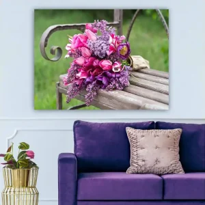 Begränsad tid Canvastavla 70x100 cm - Vacker bukett med rosa och lila blommor arrangerad på en bänk - Inredning & dekor