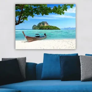 Canvastavla 70x100 cm - Båt vid en tropisk strand med klart blått vatten och grönskande öar i bakgrunden - Inredning & dekor Begränsat erbjudande