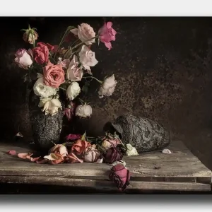 Canvastavla 70x100 cm - Bukett av färgglada rosor i en dekorativ vas, med några blommor som fallit utanför vasen - Inredning & dekor Nedsatt pris