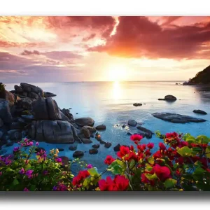 Canvastavla 70x100 cm - Vacker solnedgång över havet med klippor och färgglada blommor i förgrunden - Inredning & dekor Lägg i varukorgen