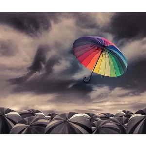 Canvastavla 70x100 cm - Färgglad paraply svävar över en samling gråa paraplyer under ett dramatiskt molnigt himmel - Inredning & dekor Trygg betalning