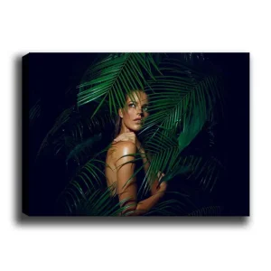 Sista chansen Canvastavla 70x100 cm - Kvinna delvis dold bakom gröna palmblad - Inredning & dekor