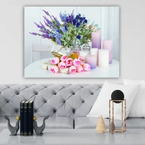 Canvastavla 70x100 cm - Blomsterarrangemang med rosa rosor och lila blommor i en vit vas - Inredning & dekor Snabb leverans