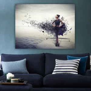 Utförsäljning Canvastavla 70x100 cm - Elegant kvinna i en svart klänning som står på en strand med en abstrakt, färgsprakande bakgrund - Inredning & dekor