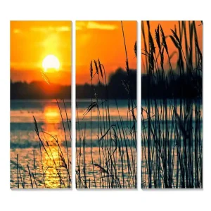 Canvastavla i trä 3-delar 50x70 cm - Solnedgång över en spegelblanka sjö med gräs i förgrunden - Inredning & dekor Beställ nu