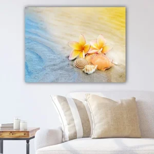 Trygg betalning Canvastavla 70x100 cm - Blommor och snäckor på en strand med mjuka sand- och havsfärger - Inredning & dekor