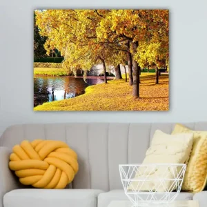 Beställ nu Canvastavla 70x100 cm - Vacker höstscen med gyllene träd som speglar sig i en stilla sjö - Inredning & dekor