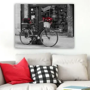 Canvastavla 70x100 cm - Svart cykel med blommor i korgar på en gata - Inredning & dekor Populär