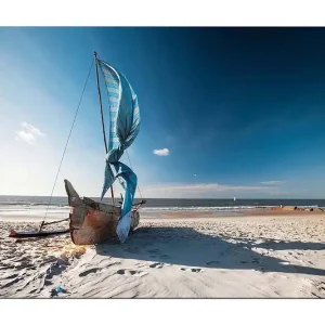 Canvastavla 70x100 cm - Segelbåt med blå segel på en strand - Inredning & dekor Fri frakt