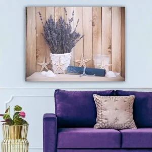Begränsad tid Canvastavla 70x100 cm - Vacker bukett av lavendel i en vit korg, omgiven av strandmotiv och ljusa detaljer - Inredning & dekor
