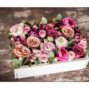Billig Canvastavla 70x100 cm - Vacker bukett med färgglada blommor i en vit låda - Inredning & dekor