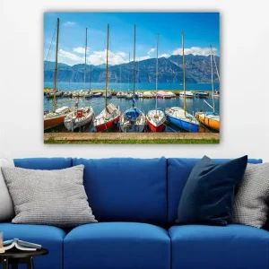 Canvastavla 70x100 cm - Flera färgglada segelbåtar vid en hamn med berg i bakgrunden - Inredning & dekor Endast idag