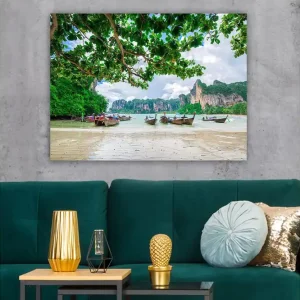 Canvastavla 70x100 cm - Vacker strandscen med traditionella båtar som ligger vid kusten omgiven av grönskande klippor och träd - Inredning & dekor Lågt pris