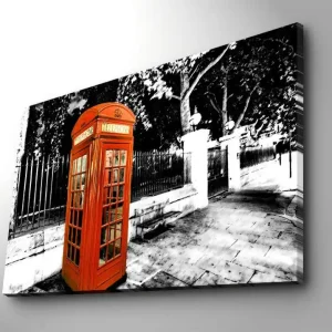 Bästa pris Canvastavla 70x100 cm - Klassisk röd telefonkiosk i en svartvit stadslandskap - Inredning & dekor
