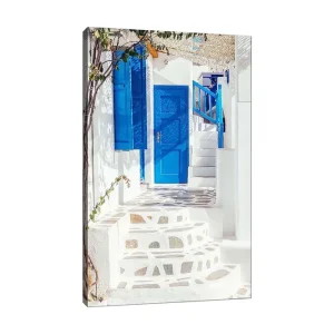 Beställ nu Canvastavla 70x100 cm - Vacker trappa med blå dörrar och fönster i en vit byggnad, omgiven av grönska - Inredning & dekor