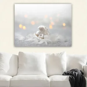 Sista chansen Canvastavla 70x100 cm - Ängel som vilar på ett mjukt underlag, omgiven av ljusa och drömlika element - Inredning & dekor