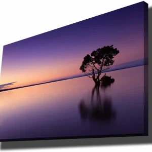 Canvastavla 70x100 cm - Ensam trädkrona speglar sig i en stilla sjö under en färgsprakande himmel vid skymning - Inredning & dekor Sista chansen
