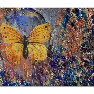 Canvastavla 70x100 cm - Vacker fjäril i gult som svävar över en abstrakt bakgrund med färgglada detaljer - Inredning & dekor Köp online