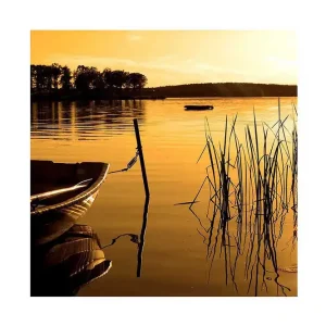 Köp nu Canvastavla 45x45 cm - Solnedgång över en stilla sjö med en båt och vass i förgrunden Guld / Orange / Svart - Inredning