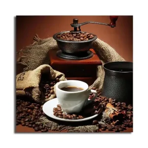 Canvastavla 45x45 cm - Kopp med nybryggt kaffe omgiven av kaffebönor och en kaffekvarn Mörkbrun / Svart / Beige - Inredning Premium