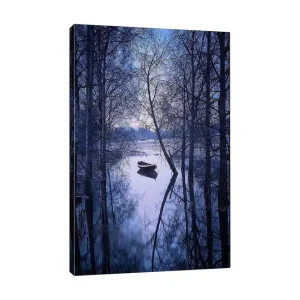 Canvastavla 70x100 cm - Stillsam båt som ligger förtöjd i en spegelblanka sjö omgiven av vinterträd - Inredning & dekor Outlet