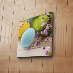 Canvastavla 45x45 cm - Färgglada påskägg omgivna av lila blommor Blå / Grön / Gul - Inredning Beställ idag