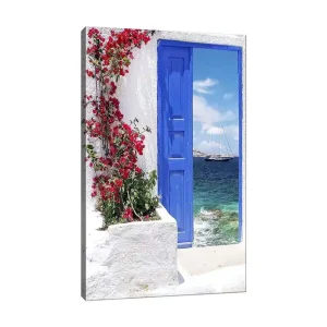 Canvastavla 70x100 cm - Vacker blå dörr omgiven av blommor i rött som leder ut mot en havsutsikt - Inredning & dekor Beställ idag