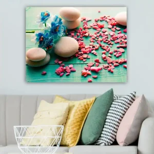Canvastavla 70x100 cm - Stilla komposition med stenar och blå blommor på en grön bakgrund - Inredning & dekor risnedsättning