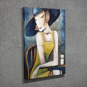 Liten Canvastavla 30x40 cm - Kvinna med hatt som sitter vid ett bord i en avslappnad ställning Blå / Gul / Vit - Inredning Nyhet