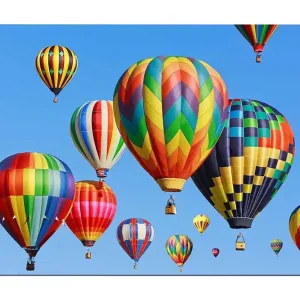 Canvastavla 70x100 cm - Flera färgglada varmluftsballonger sväva i en klar blå himmel - Inredning & dekor Kundfavorit