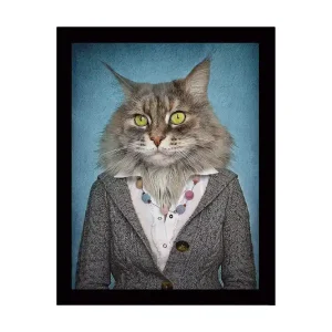 Beställ nu Inramad Canvastavla i trä - 41x56 cm - Katt med mänsklig klädsel och uttryckande ansiktsdrag - Inredning & dekor