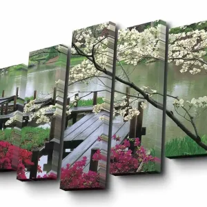 Fynd Canvastavla i 5 delar 82x50 cm - Vacker landskapsvy med blommor och en träbro vid en stilla sjö Vit / Grön / Rosa - Inredning