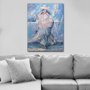 Billig Canvastavla 70x100 cm - Kvinna med en parasoll klädd i en elegant klänning, omgiven av en drömlik, blåaktig bakgrund - Inredning & dekor