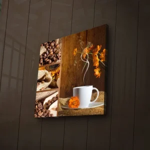 Canvastavla med LED-belysning 28x28 cm - Kopp med ångande kaffe och orange blommor i en varm miljö Brunt / Orange / Vitt - Inredning Kundfavorit