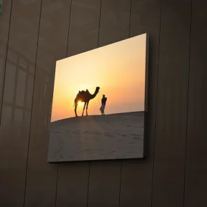 Snabb leverans Canvastavla med LED-belysning 28x28 cm - Kamel och människa i solnedgång på sanddyner Orange / Gul / Svart - Inredning
