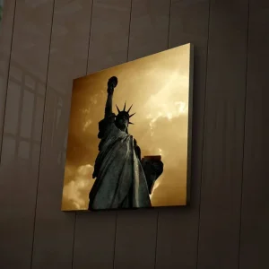 Köp online Canvastavla med LED-belysning 28x28 cm - Frihetsgudinnan i majestätisk pose mot en dramatisk himmel Guld / Grå / Svart - Inredning