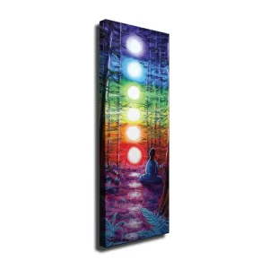Canvastavla 30x80 cm - Mediterande figur omgiven av färgglada chakran i en skogsmiljö Lila / Grön / Orange - Inredning Sista chansen