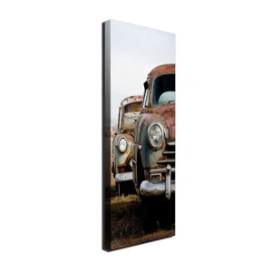 Erbjudandepris Canvastavla 30x80 cm - Rostiga veteranbilar i en öde miljö Rostbrun / Grön / Silver - Inredning