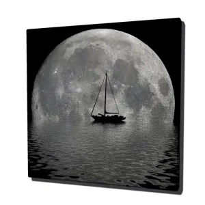 Canvastavla 45x45 cm - Storslagen fullmåne som speglas i vattnet med en segelbåt i förgrunden Grå / Svart - Inredning Köp nu